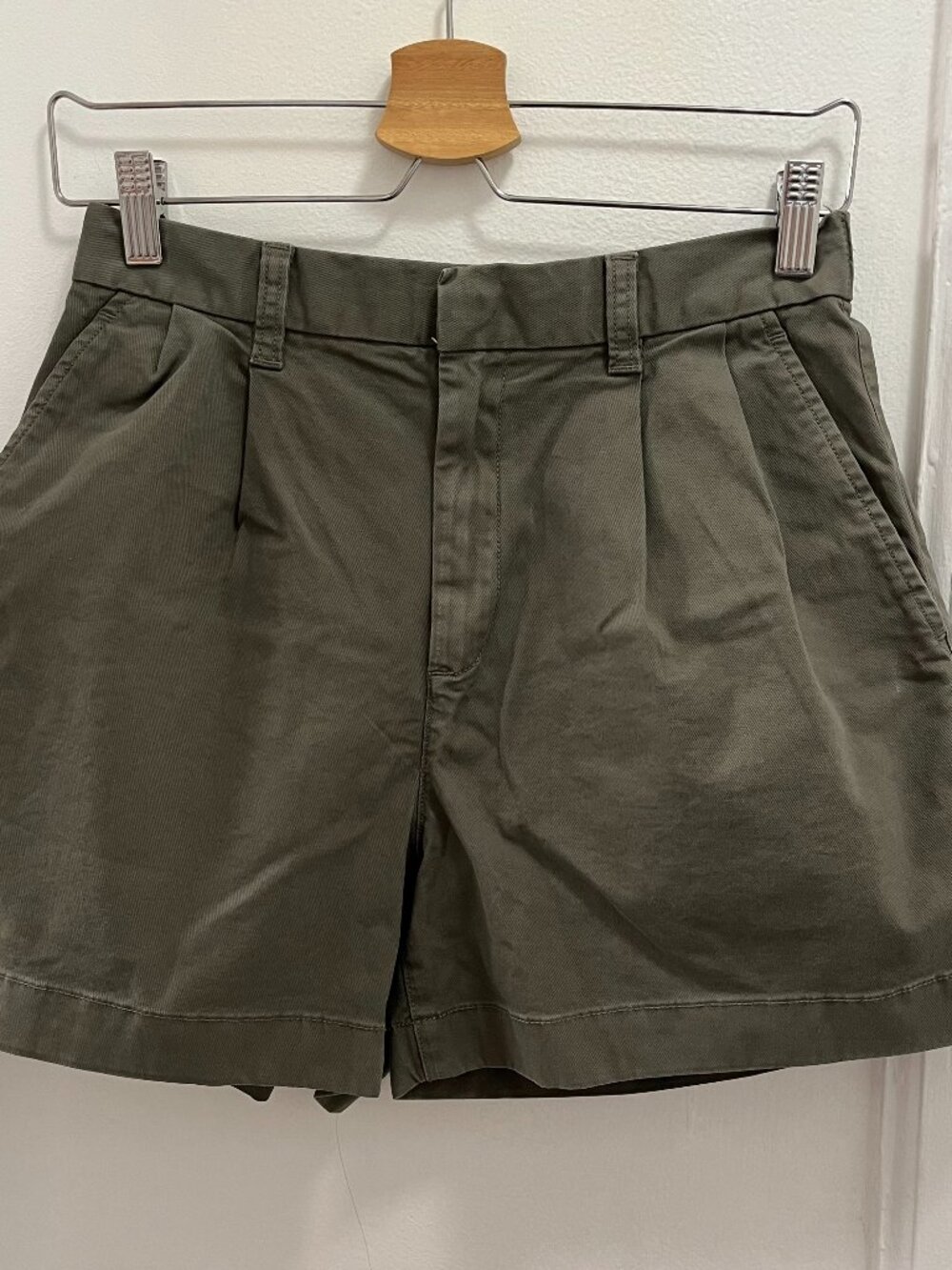 Gap high waisted pleated shorts olive